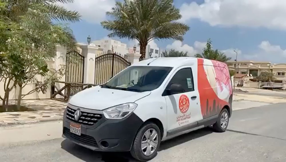 بالصور: سيارة متنقلة لتفصيل ثوب العيد.. أعداء كورونا يؤيدون المشروع