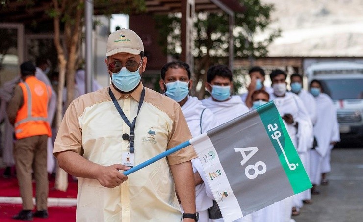 حجاج بيت الله الحرام يتوافدون إلى صعيد عرفات لتأدية أهم أركان الحج (الوقوف بعرفة)