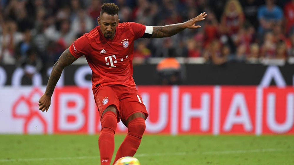 بواتينغ يطالب اللاعبين بالانحناء في دوري أبطال أوروبا