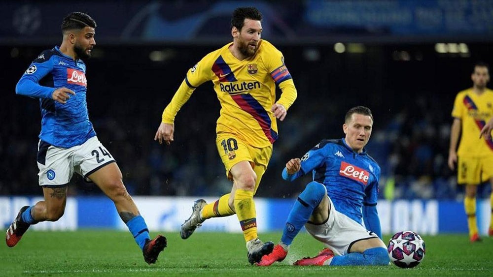 تفشي كورونا يهدد مصير مباراة برشلونة ونابولي