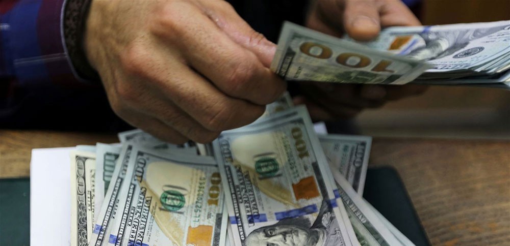 الدولار ينخفض لأدنى مستوى في عامين قبل بيان الاحتياطي الاتحادي