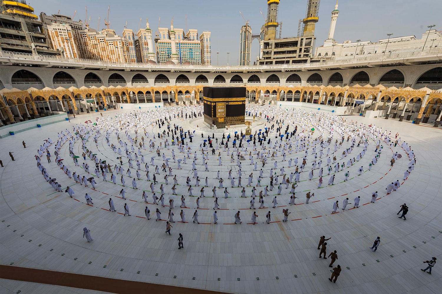 حجاج بيت الله الحرام يؤدون طواف الإفاضة