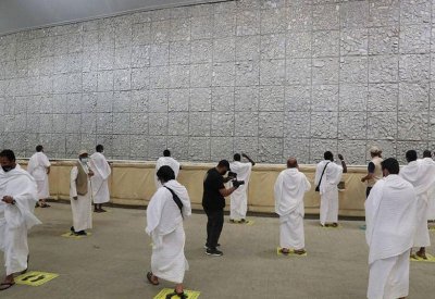 الحجاج يواصلون رمي الجمرات في أول أيام التشريق