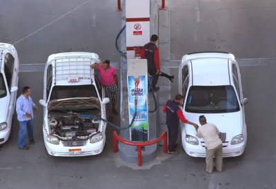 ماذا يستفيد المصريون من تحويل سياراتهم للغاز الطبيعي؟