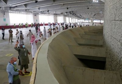 بعد رمي الجمرات الثلاث.. الحجاج يؤدون طواف الوداع