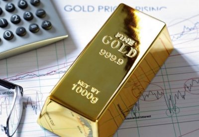 الذهب مستقر قرب ذروة قياسية مع انتعاش الدولار