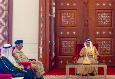 جلالة الملك يستقبل القائد العام وعددا من كبار المسؤولين ويشيد بما تشهده قوة الدفاع من تطور ورقي