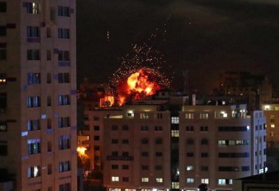 طيران الاحتلال الإسرائيلي يغير على موقع الفلسطينية في غزة