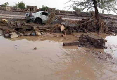 اليمن.. السيول تجرف معسكراً حوثياً بالحديدة