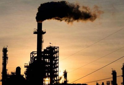 النفط يهبط بعد خفض توقعات الطلب