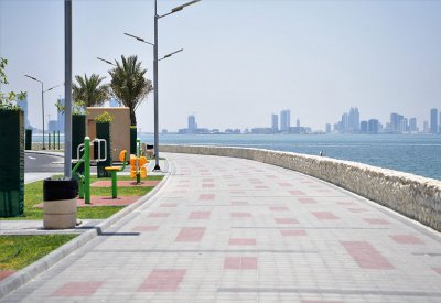 بالصور: إدخال أجهزة التبريد والرذاذ وانترنت "واي فاي" بمماشي البحرين