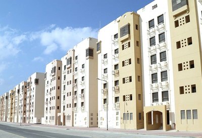 بالصور: السيارات تغلق الشوارع المفضية لعمارات "سلماباد"