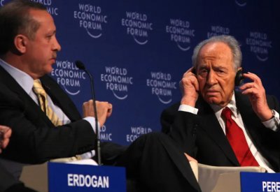 داوود أوغلو يكشف أردوغان.. "يوم قدم الاعتذار لبيريز"
