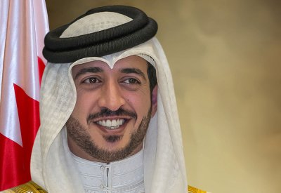 خالد بن حمد يهنئ ناصر بن حمد على جائزة "شخصية العام القيادية الفخرية في مجال المنح" 