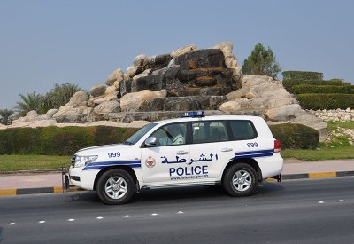 القبض على شخص قام باتلاف سيارتين متوقفتين بمحافظة العاصمة
