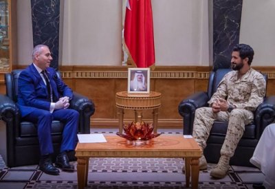 ناصر بن حمد يستقبل السفير اللبناني ويؤكد وقوف المملكة الى جانب الشعب اللبناني