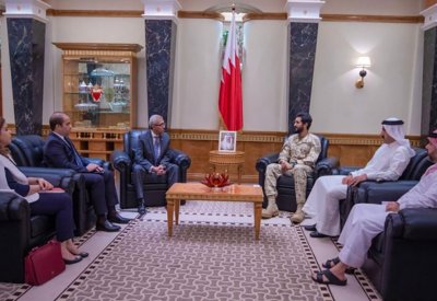 ناصر بن حمد يستقبل السفير المصري ويشيد بالعلاقات التاريخية بين البلدين