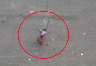 صور موجعة.. حوثي يقنص "طفلة الماء" وطفل آخر ينقذها