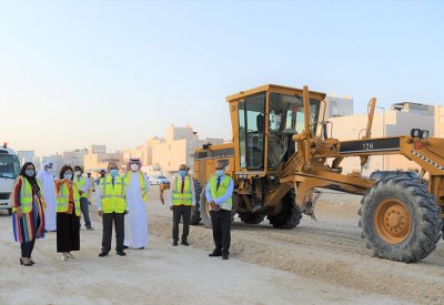 وزير الأشغال يتفقد مشروع إنشاء الطرق المؤدية إلى إسكان اللوزي