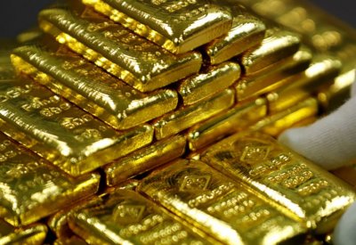 الذهب يقفز 1% متخطيا الألفي دولار مع هبوط العملة الأمريكية