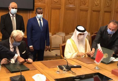سفير البحرين في مصر يوقع على اتفاقية التعاون الجمركي العربي ممثلاً لحكومة المملكة
