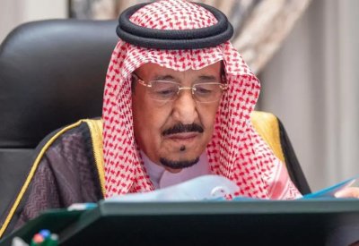 الملك سلمان والرئيس النيجيري يؤكدان أهمية التزام الدول الأعضاء باتفاق أوبك+