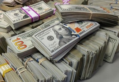 الدولار قرب أقل مستوى في 27 شهراً والأنظار على محضر اجتماع الفدرالي الأميركي