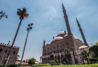  مصر تعيد صلاة الجمعة جزئيا وتفرض فحص كورونا على القادمين 