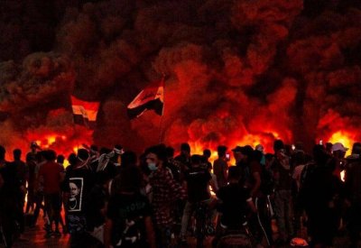  العراق.. محتجون يحرقون مبنى البرلمان في البصرة 