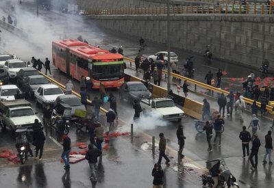 إيران.. السجن لـ14 ناشطا إصلاحيا أدانوا قتل المتظاهرين!