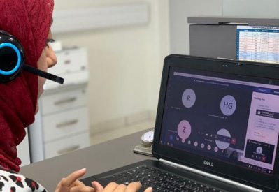 معلمون يتدربون عن بُعد على تصميم المحتوى الرقمي استعدادًا للعام المقبل