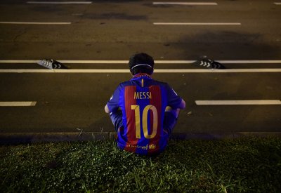 بالصور.. اقتحام مكاتب نادي برشلونة بسبب انتقال ميسي