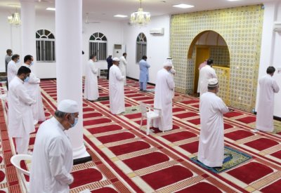 المصلون في مملكة البحرين يبدأون العودة التدريجية لصلاة الجماعة بالمساجد 