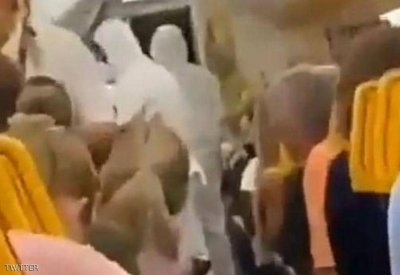  بالفيديو: إخراج مسافر من الطائرة بعد "الرسالة المشؤومة"