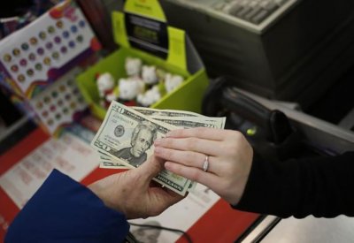 إنفاق المستهلكين الأميركيين يفوق التوقعات في يوليو