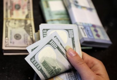 الدولار يهبط بعد تغيير سياسة مجلس الاحتياطي واستقالة آبي ترفع الين