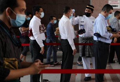 ماليزيا تمدد القيود المفروضة لاحتواء تفشي وباء كورونا حتى نهاية العام الجاري