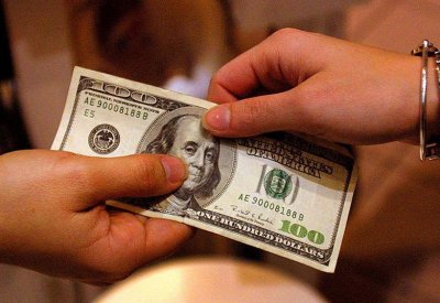 الدولار يتجه لتسجيل أسوأ أداء بأغسطس منذ 5 سنوات