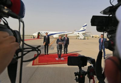 كوشنير من أبوظبي: السلام أمر ملح لشعوب المنطقة