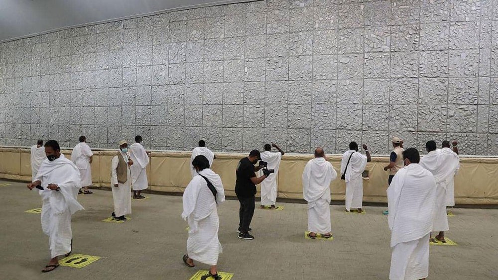 الحجاج يواصلون رمي الجمرات في أول أيام التشريق