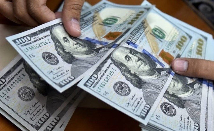 الدولار يصعد بعد أسوأ شهر في 10 سنوات