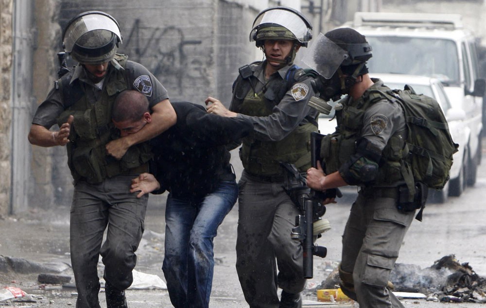 قوات الاحتلال تعتقل 6 فلسطينيين من نابلس والخليل
