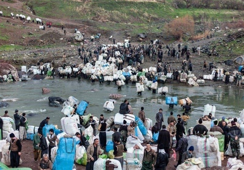 "لا تقتلوا العتالين".. صرخة ضد حرس الحدود في إيران