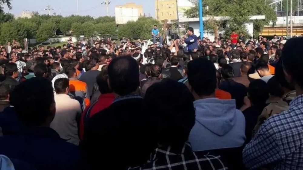 إضرابات إيران مستمرة.. نفط وسكر بلا رواتب