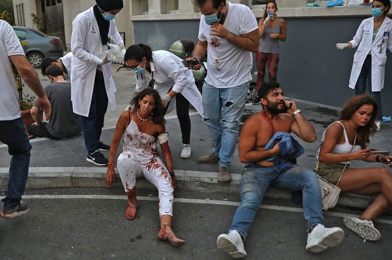 أكثر من 30 قتيلاً و3000 جريح في انفجار مرفأ بيروت