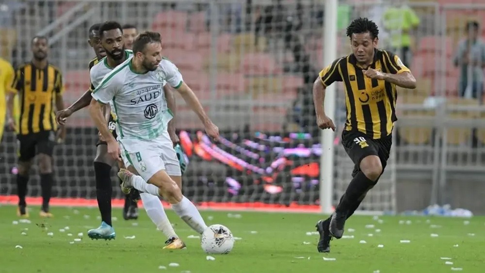 الاتحاد يصطدم بالأهلي في رحلة الهروب من القاع