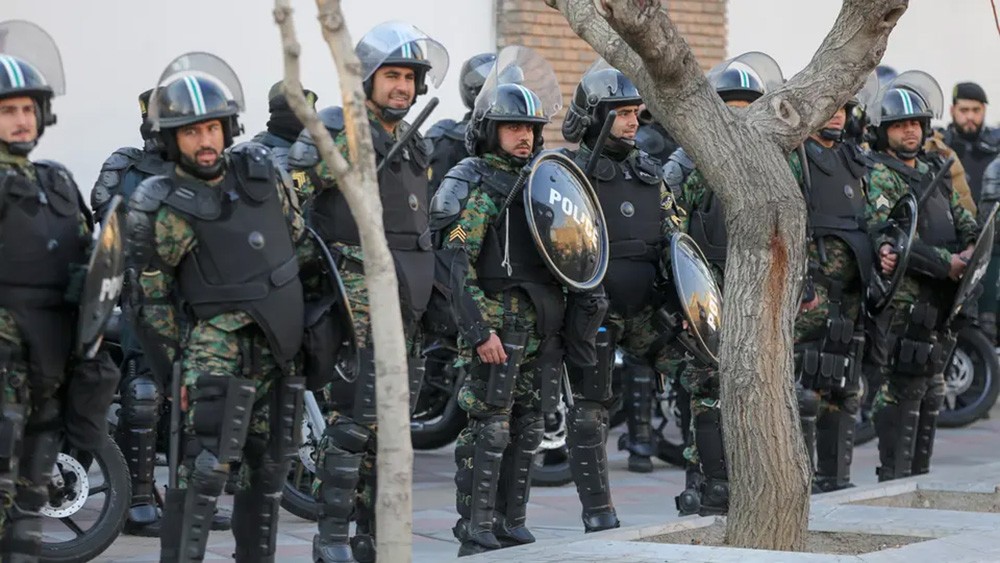 برصاص ملثمين.. مقتل عنصر من حزب الله وابنته في طهران