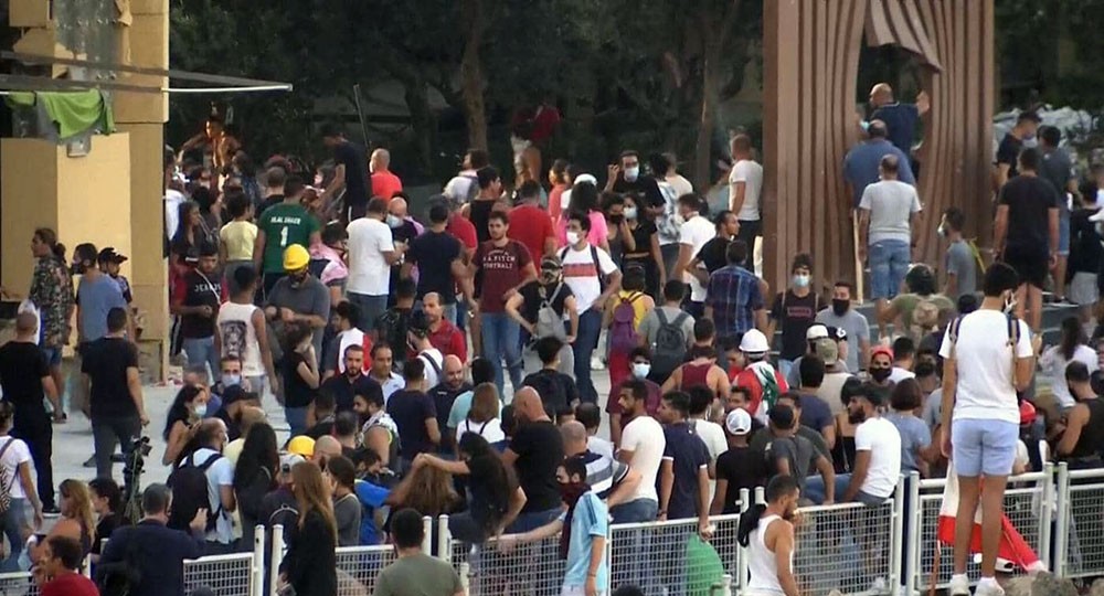 المظاهرات تشتعل مجددا في بيروت و"الحكومة مستمرة"