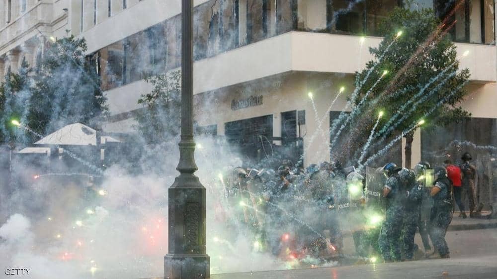 هدوء حذر يسود بيروت بعد اشتباكات عنيفة مع المتظاهرين