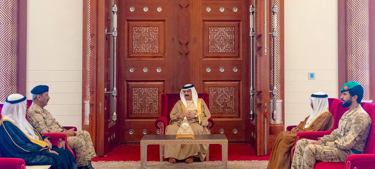 جلالة الملك يستقبل القائد العام وعددا من كبار المسؤولين ويشيد بما تشهده قوة الدفاع من تطور ورقي